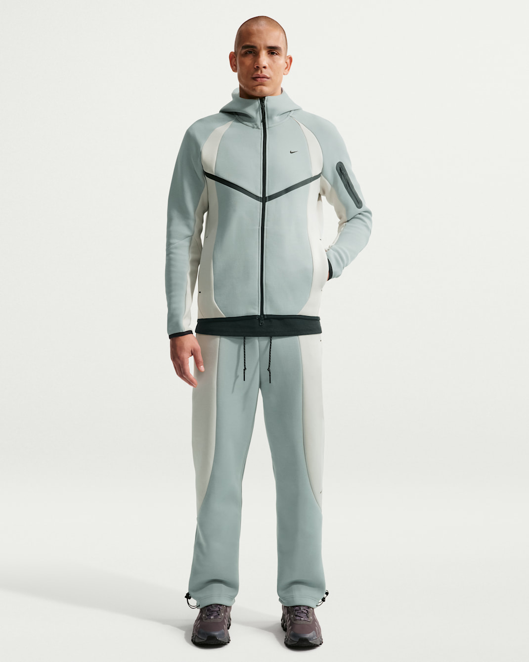 Pantalones de tejido Fleece con dobladillo abierto y colores contrastantes Nike Tech para hombre - Piedra pómez claro/Hueso claro/Negro/Negro