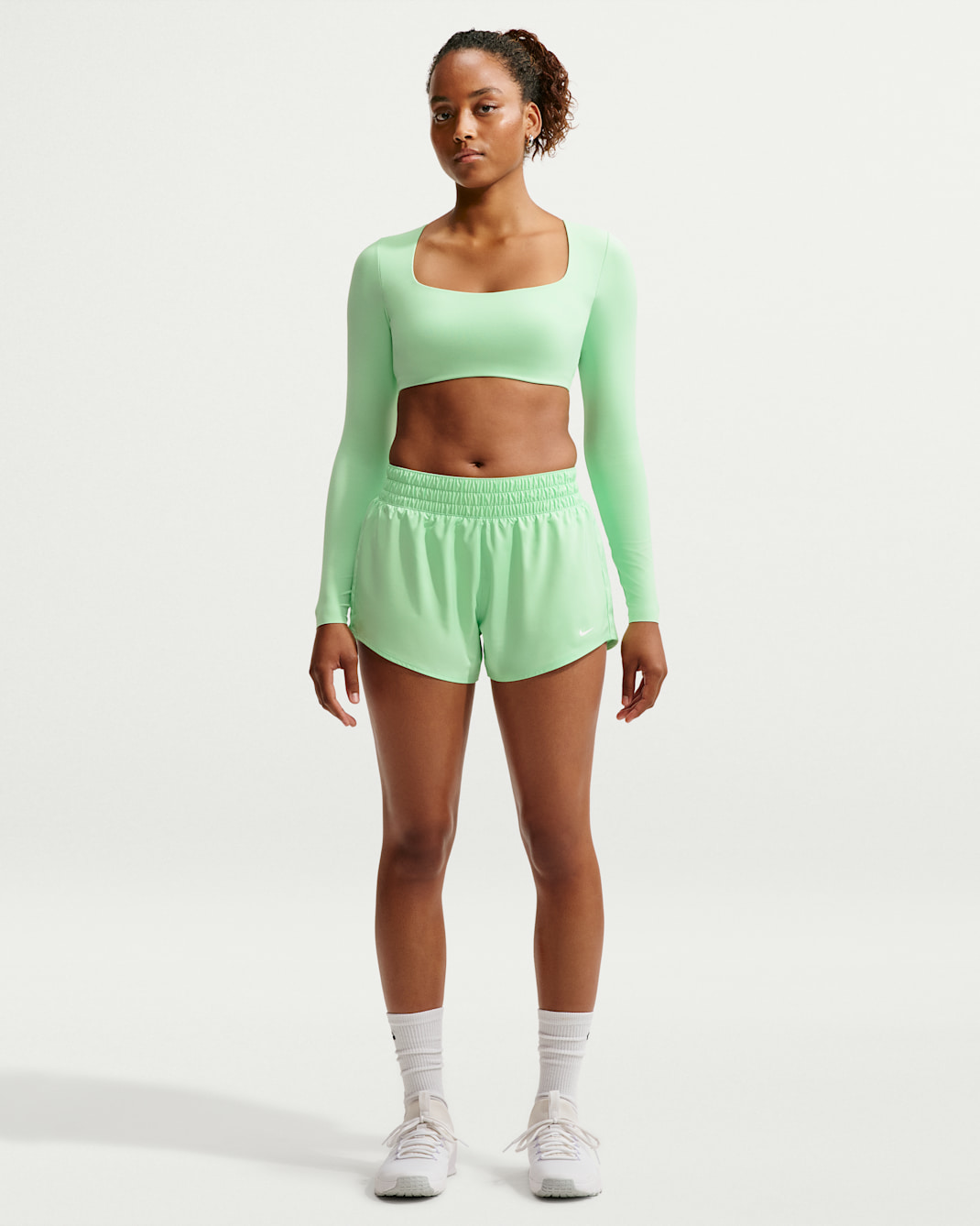 Shorts Dri-FIT a vita media con slip foderati 8 cm Nike One – Donna - Cucumber Calm/Bianco