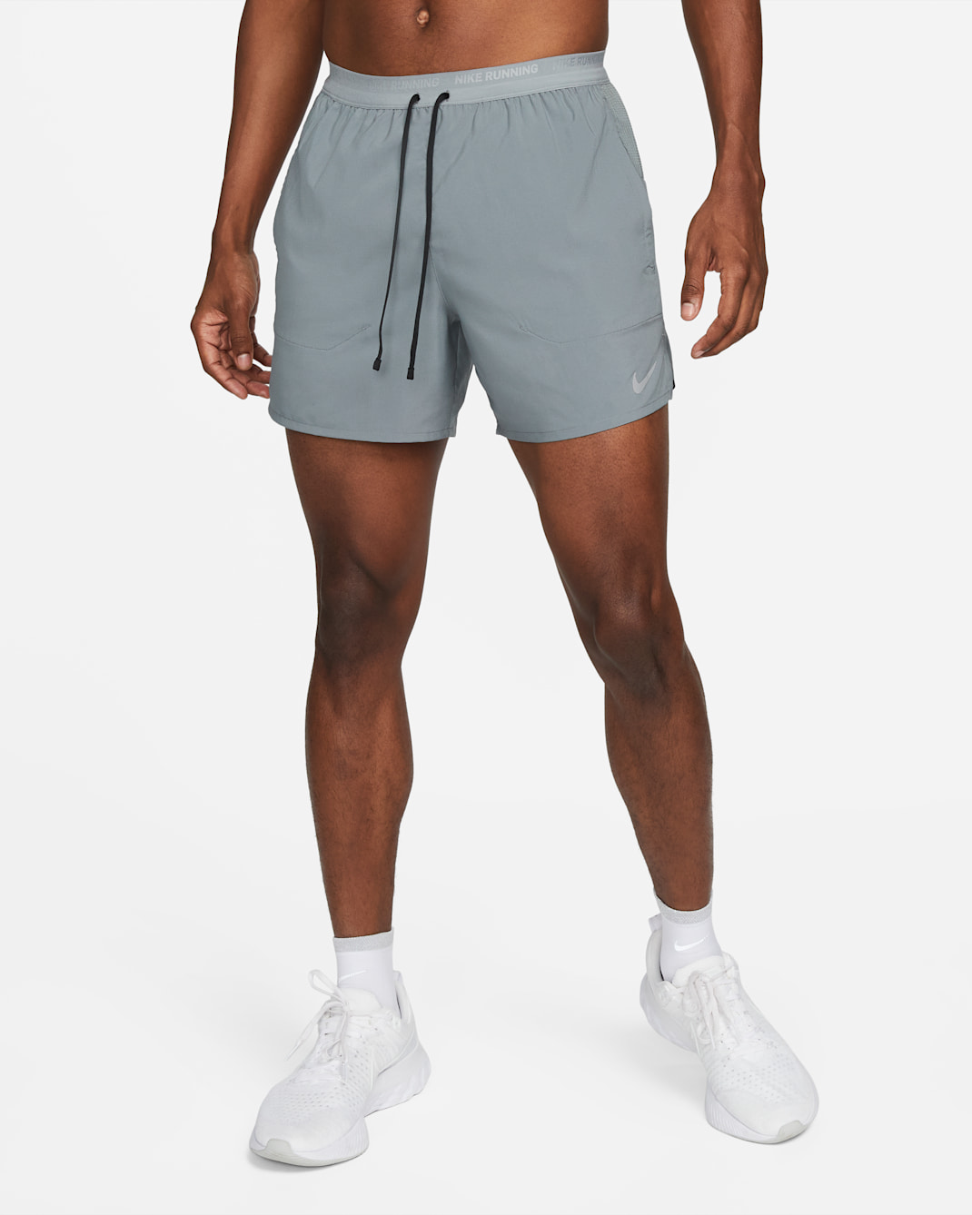 Shorts de correr Dri-FIT de 13 cm con forro de ropa interior para hombre Nike Stride - Gris humo/Negro