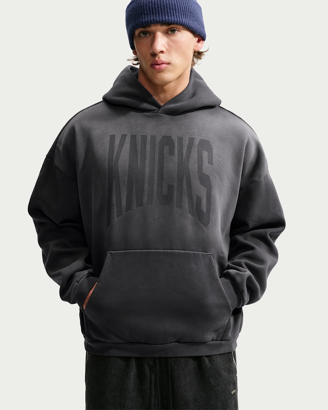New York Knicks Standard Issue Men's Therma-FIT Fleece Basketball Pullover Hoodie