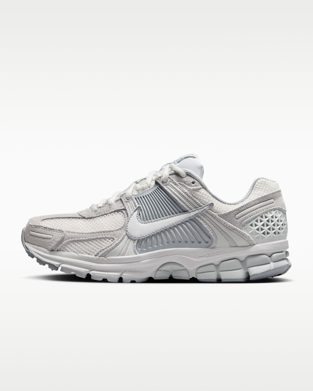 ナイキ ズーム ボメロ 5 ウィメンズシューズ リフレクティブ (再帰反射) アクセント付き - ピュアプラチナム/プラチナムティント/ウルフグレー/サミットホワイト