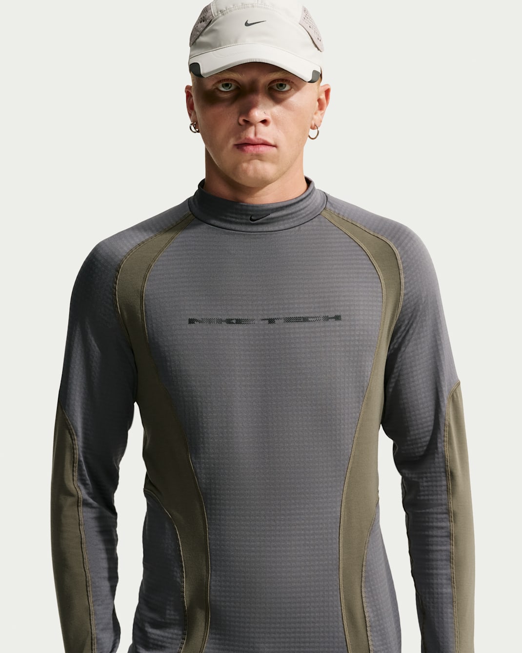 Nike Tech Longsleeve mit enger Passform (Herren) - Iron Grey/Medium Olive/Schwarz