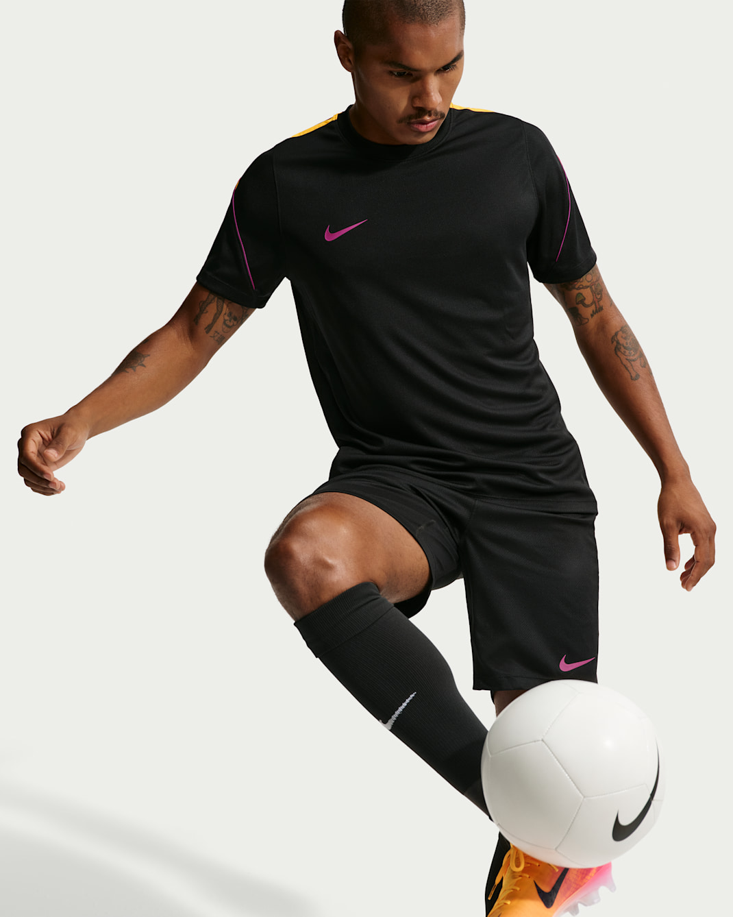 Nike Strike voetbaltop met Dri-FIT en korte mouwen voor heren - Zwart/Laser Orange/Medium Fuchsia/Medium Fuchsia