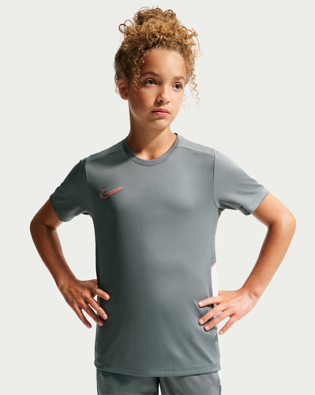 Nike Academy Dri-FIT futballfelső nagyobb gyerekeknek - Smoke Grey/Fehér/Hot Punch/Hot Punch