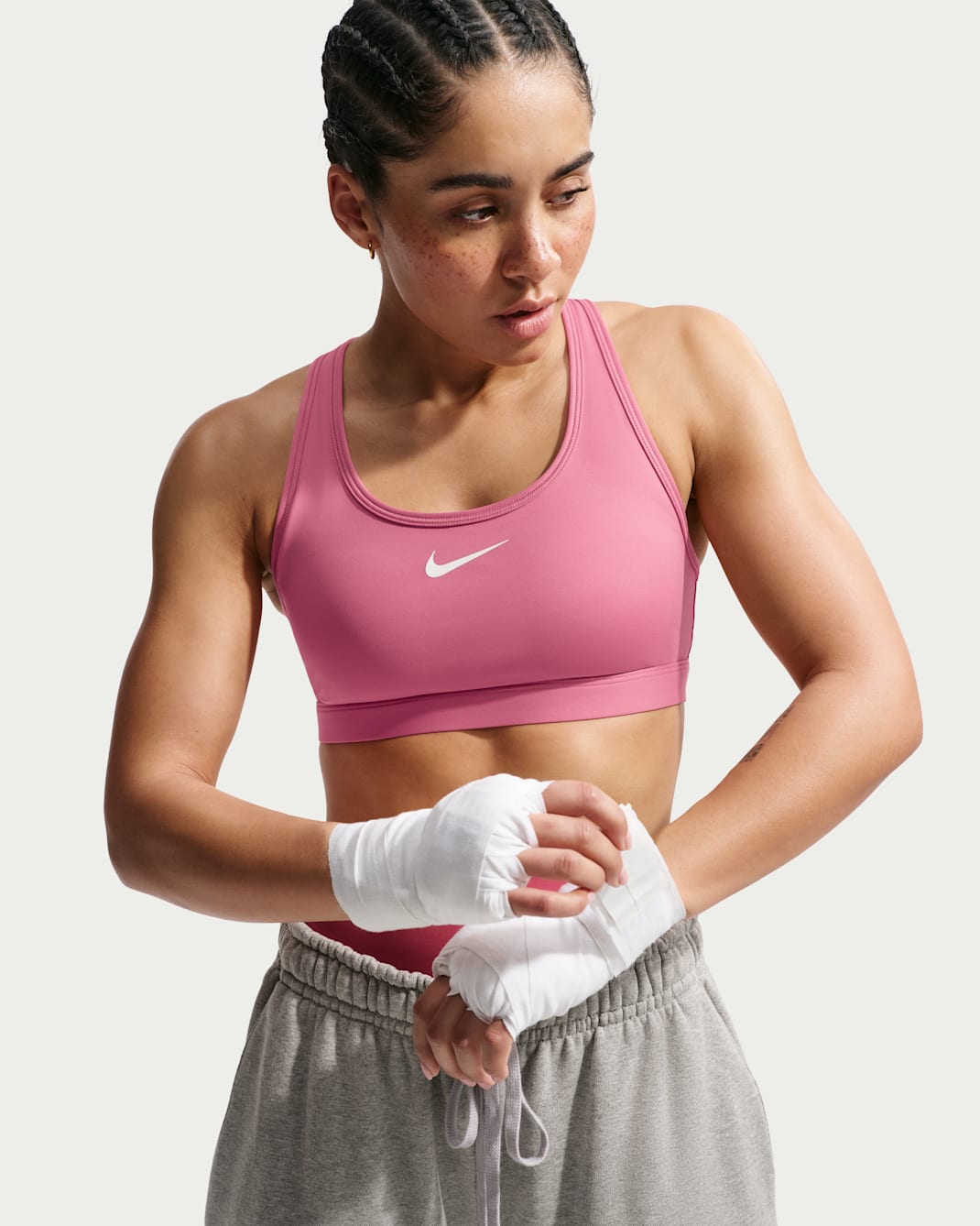 Bra deportivo con almohadillas para mujer Nike Swoosh Medium Support - Peonía/Blanco