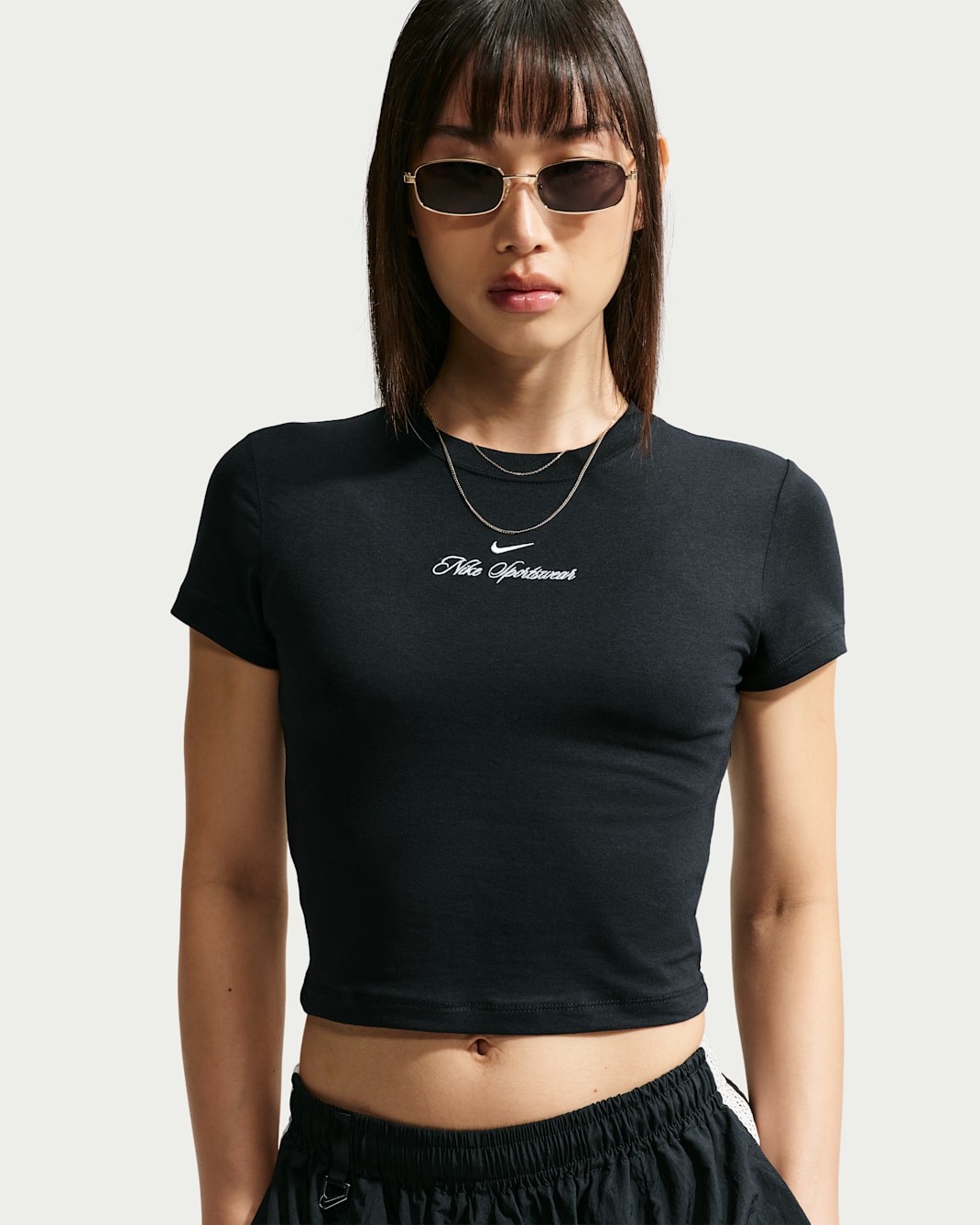 Nike Sportswear Chill Knit 女款合身短版 T 恤 - 黑色