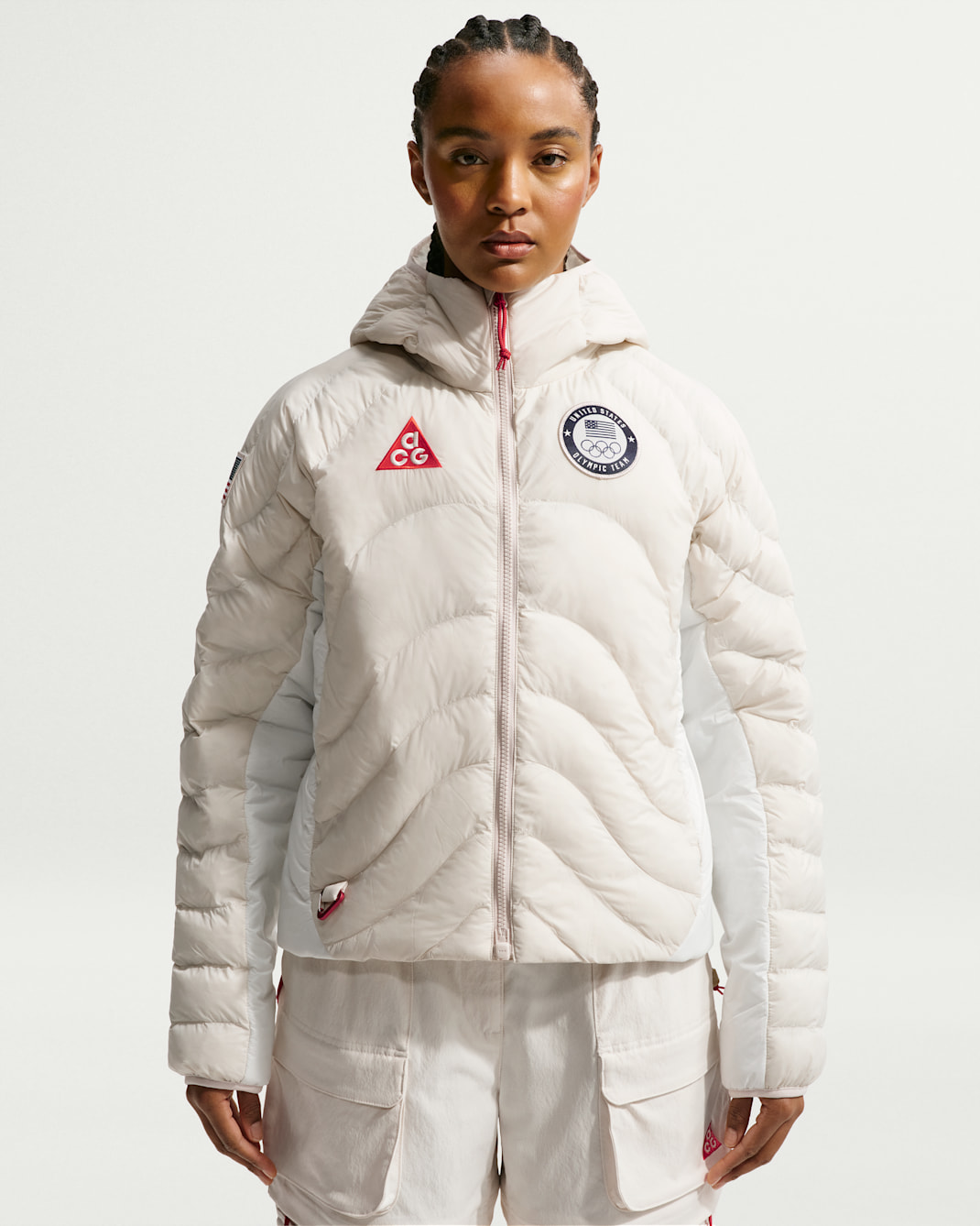 Chamarra Therma-FIT ADV para mujer Nike ACG x United States Olympic Team - Marrón verdoso claro/Blanco cumbre/Obsidiana/Rojo chile