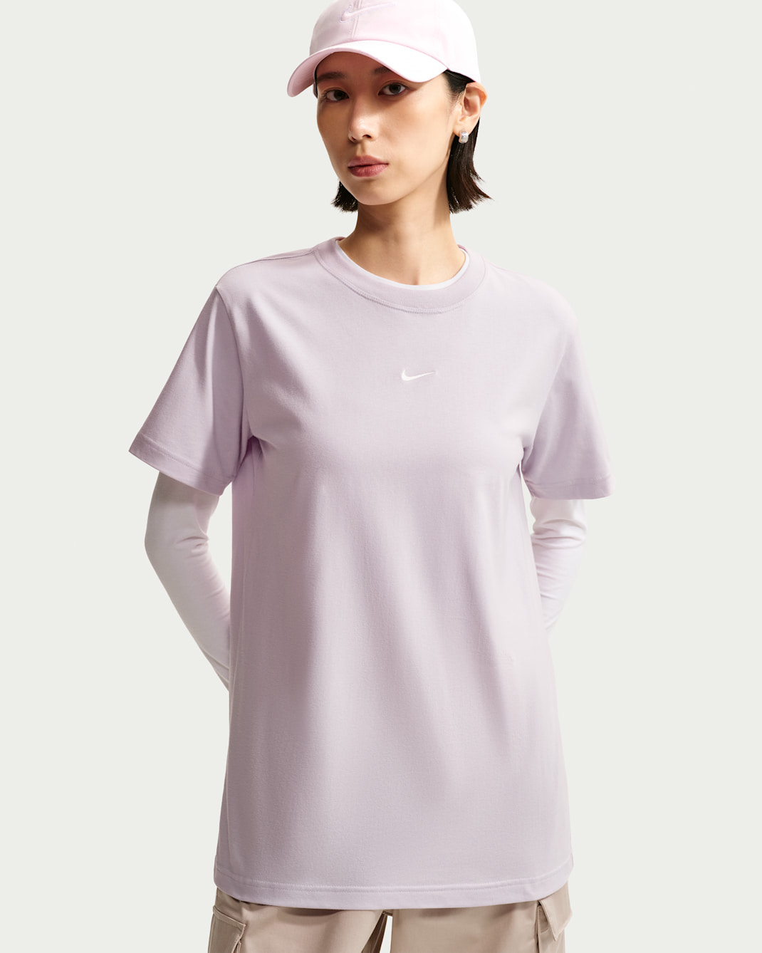 เสื้อยืดแขนสั้นทรงโอเวอร์ไซส์ผู้หญิง Nike Sportswear (พลัสไซส์) - Bleached Lilac/Sail