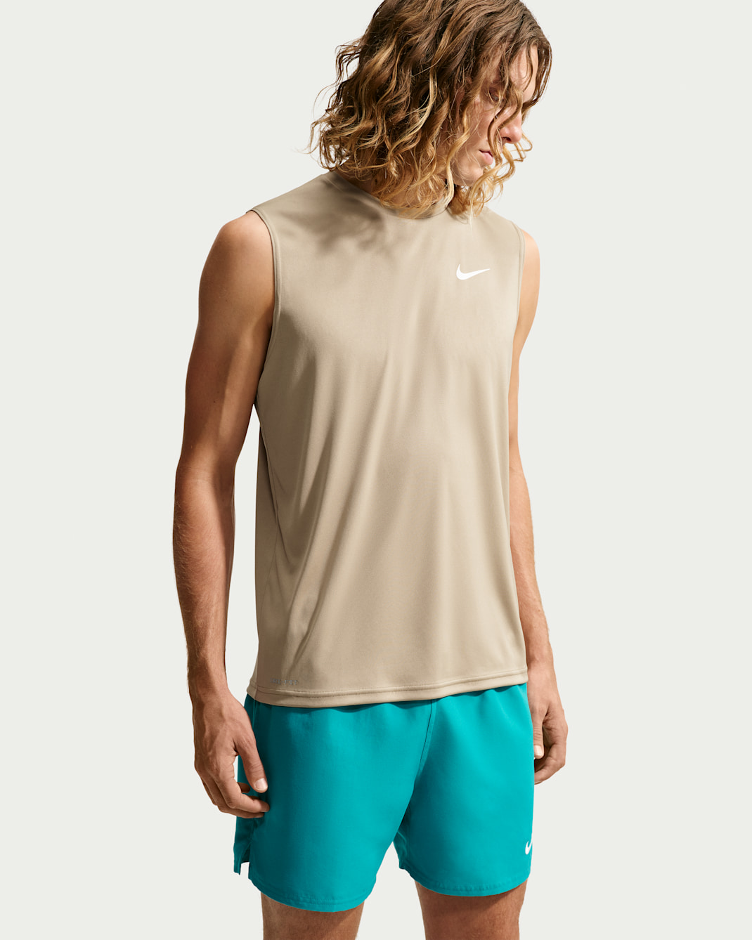 Camiseta sin mangas Dri-FIT con protección contra los rayos UV para hombre Nike Swim Hydroguard Essential - Beige paracaídas/Beige paracaídas/Beige paracaídas/Blanco