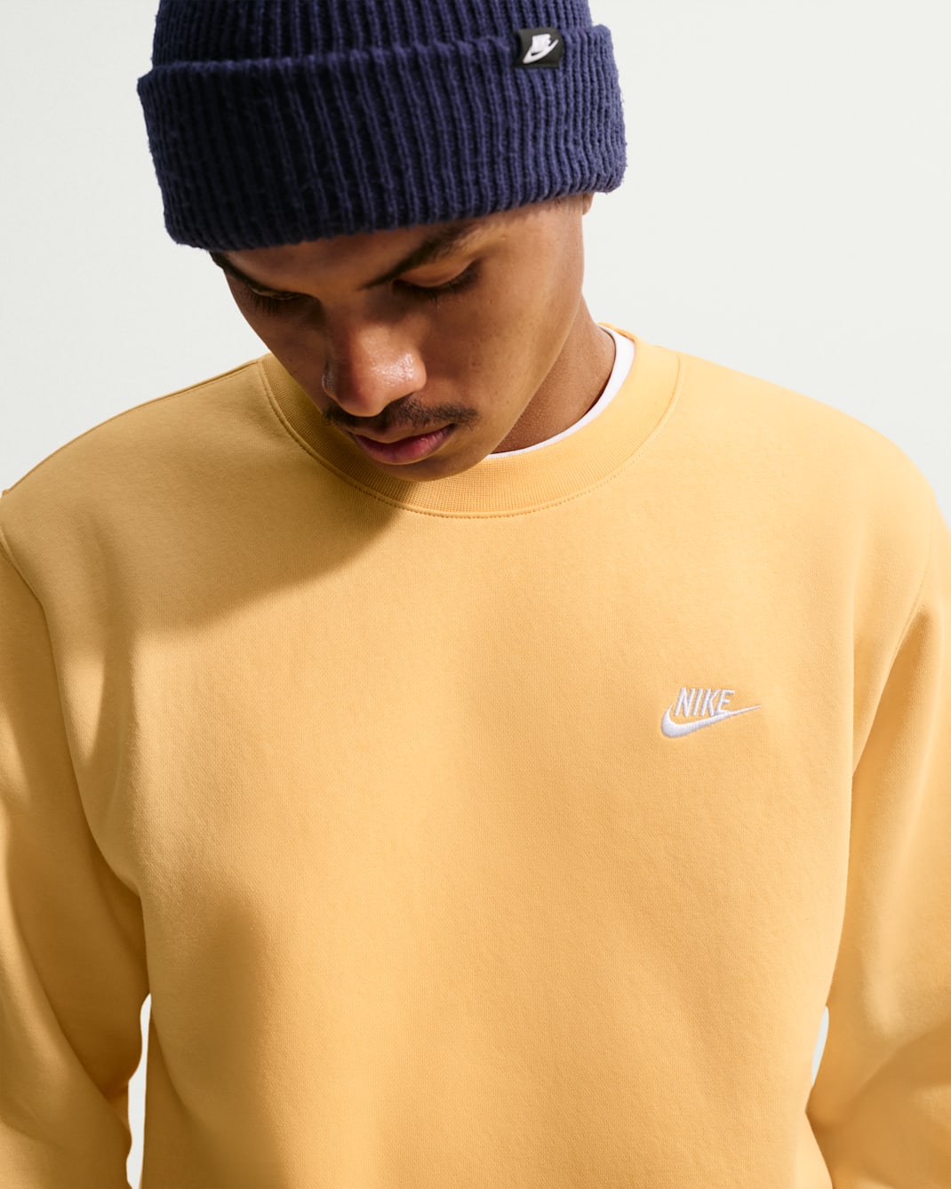 Haut en Fleece Nike Club pour homme - Topaz Gold/Blanc