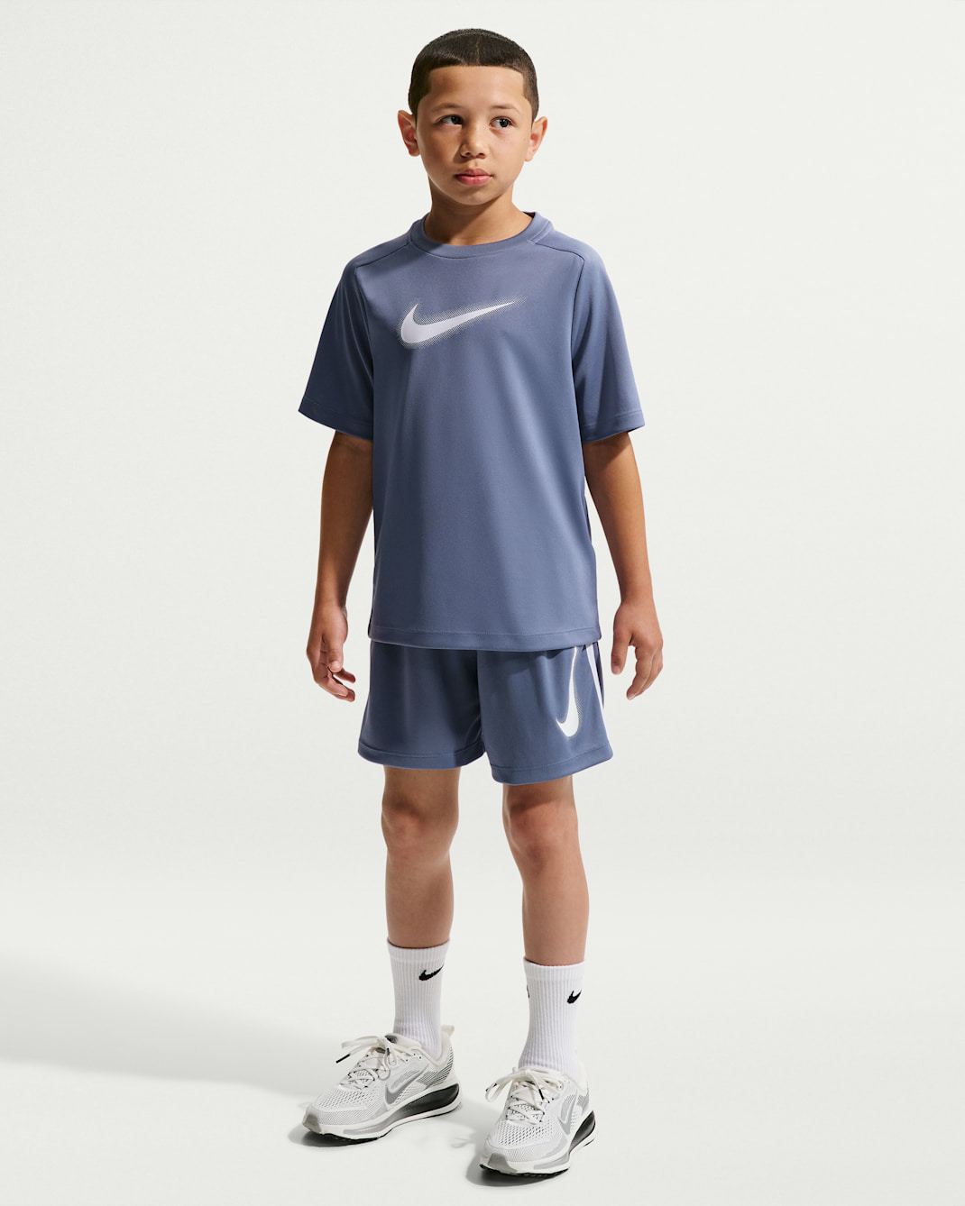 Shorts de entrenamiento con gráfico Dri-FIT para niño talla grande Nike Multi - Índigo mundial/Blanco/Blanco