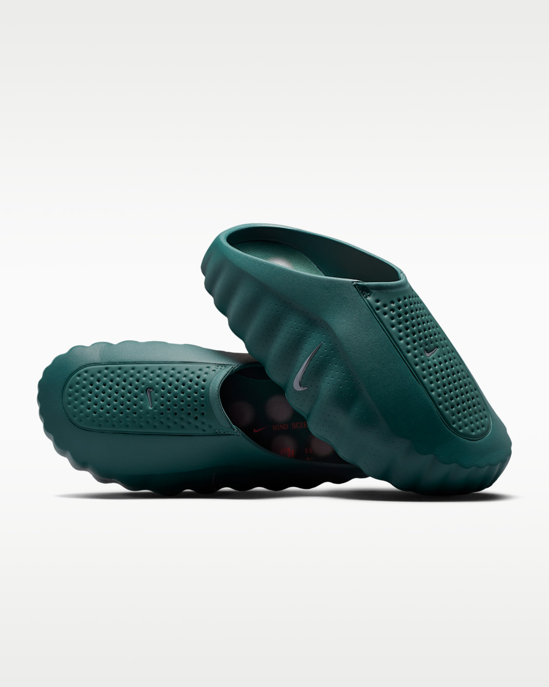 Nike Mind 001 Pregame Mules (Herren) - Mineral Slate/Light Pumice/Hyper Crimson/Metallic Platinum