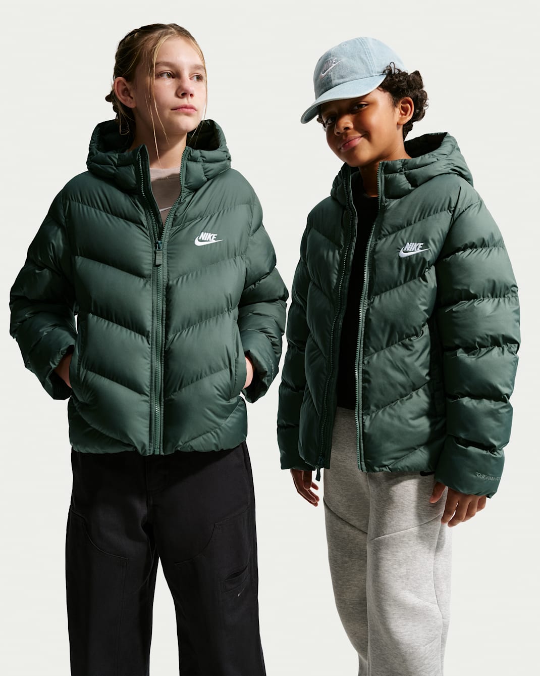 Nike Sportswear All Day Play Therma-FIT-dynejakke med løs pasform til større børn - Camo Green/hvid