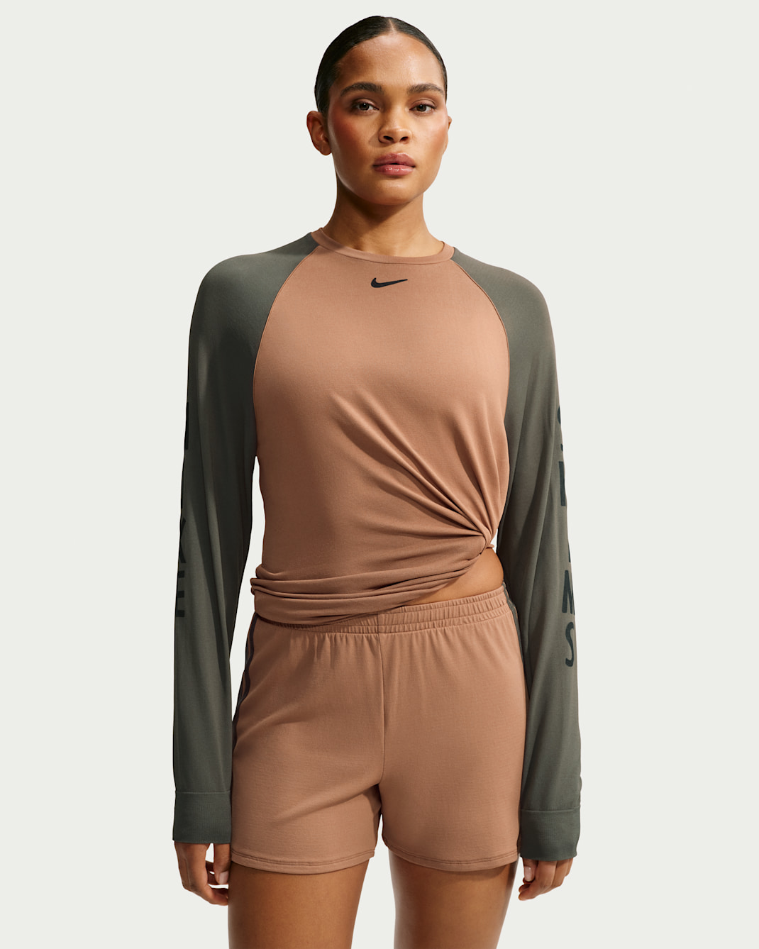 NikeSKIMS langermet overdel i Stretch Knit-stoff til dame - NSKM Carob Brown/NSKM Boulder