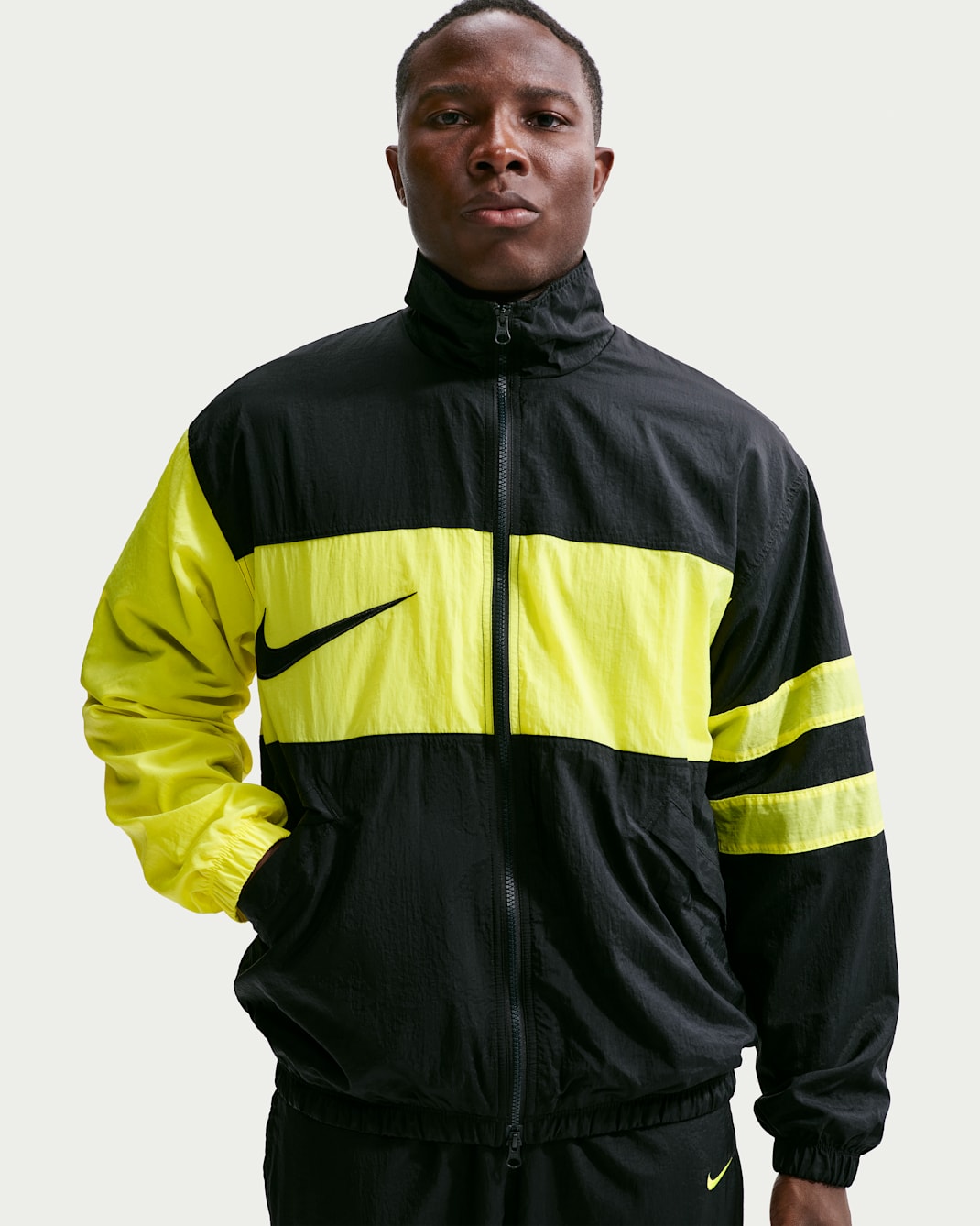 Chamarra deportiva de futbol de tejido Woven para hombre Nike i96 Repel - Negro/Veneno limón/Negro