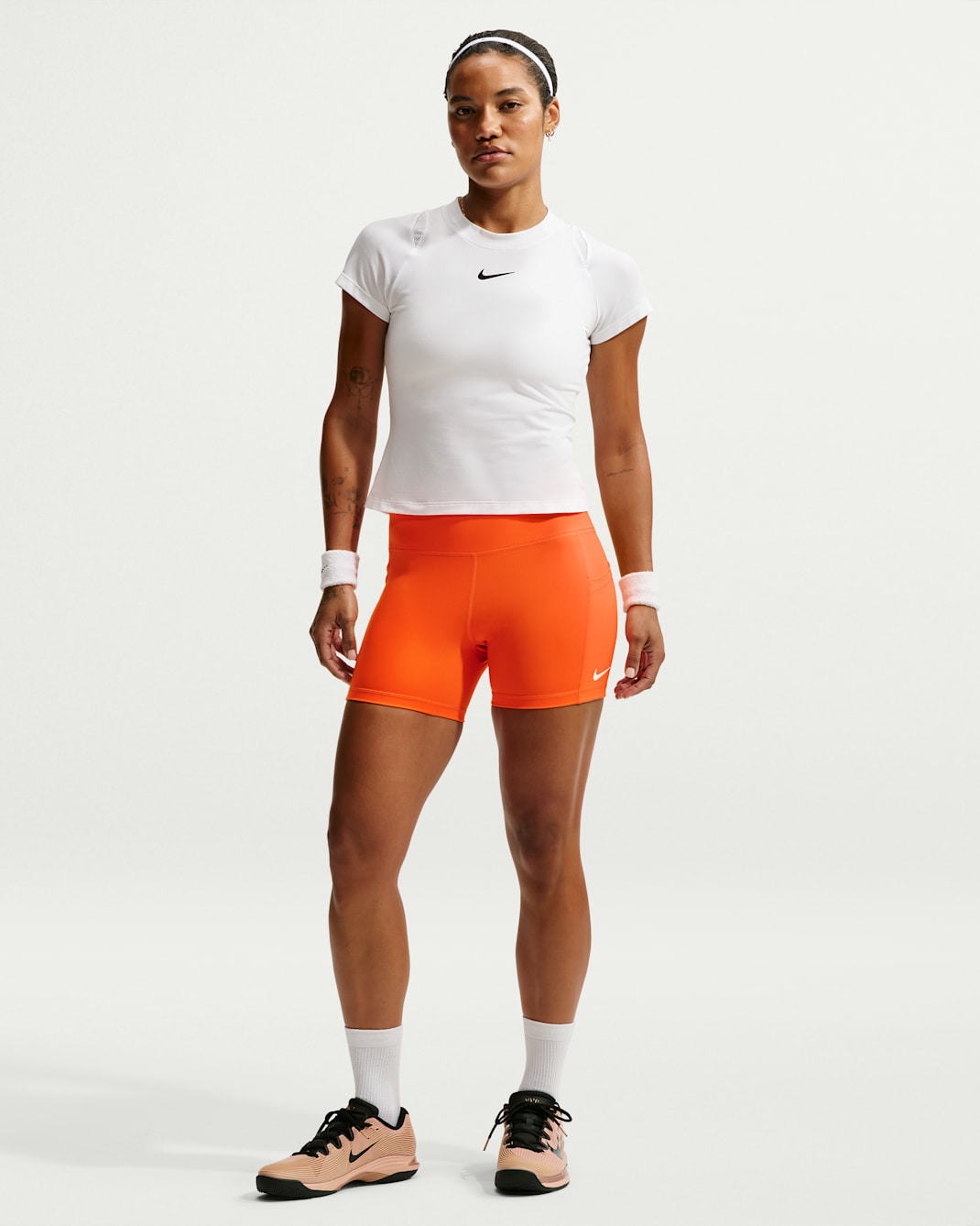 Shorts de tenis Dri-FIT con bolsillos para mujer NikeCourt - Naranja brillante/Blanco