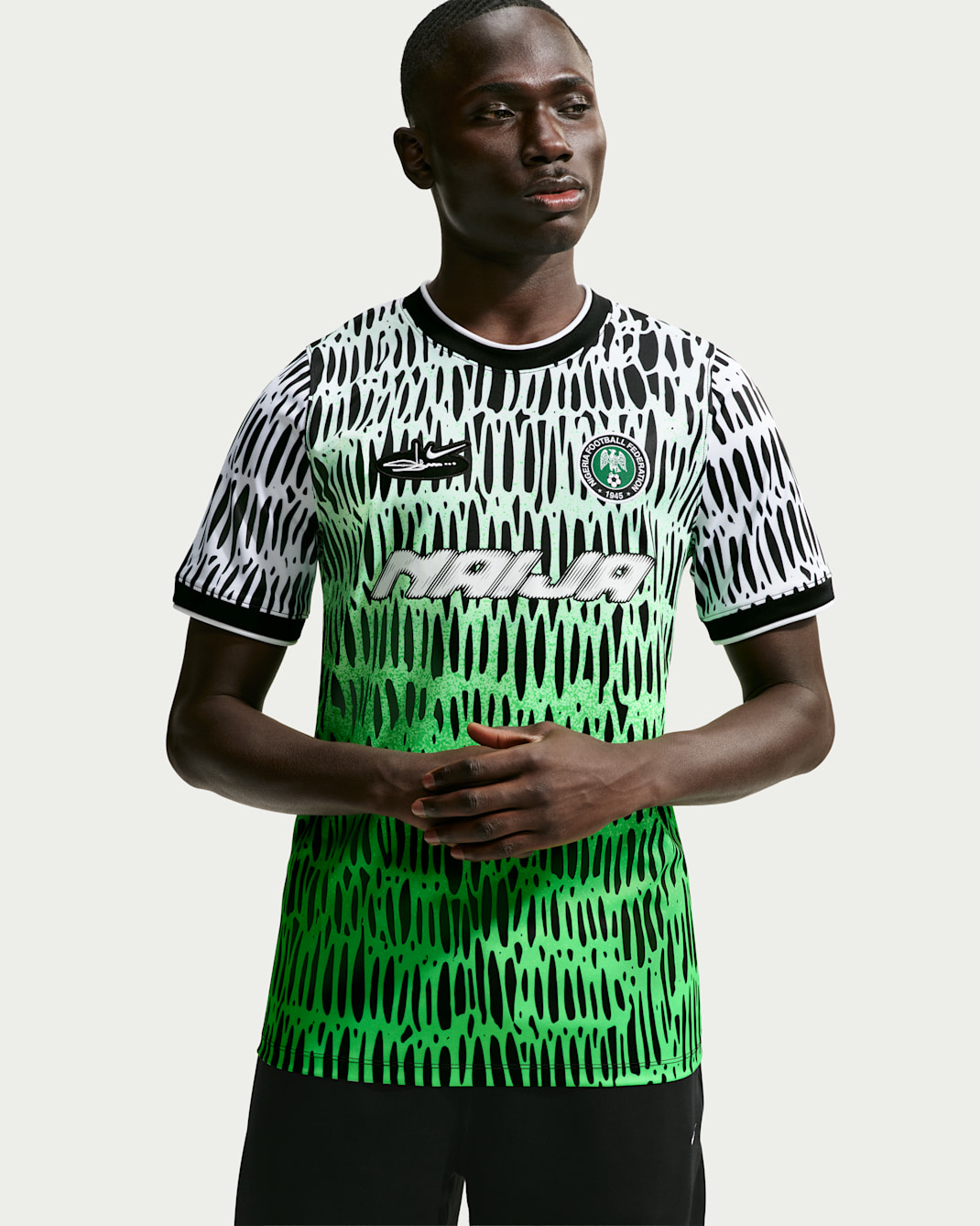Playera de futbol de manga corta Dri-FIT Academy Pro para hombre Nike x Nigeria x Slawn - Negro/Blanco