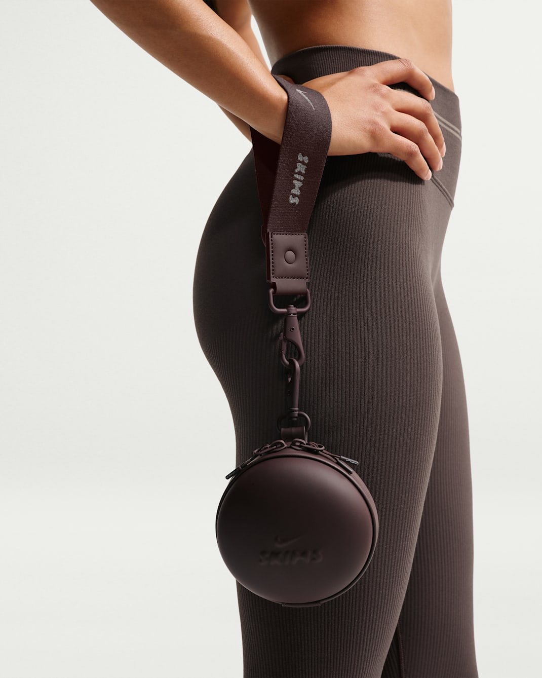 Estuche redondo con cubierta resistente para mujer NikeSKIMS - NSKM Phoenix/NSKM Phoenix