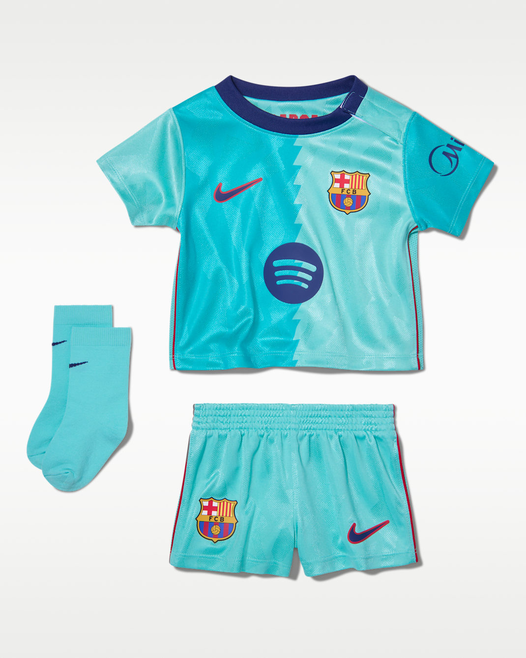 FC Barcelona 2026/27 Stadium harmadik Nike Soccer háromrészes replikaszett babáknak és totyogóknak - Green Frost/Green Frost/Gym Red/Loyal Blue