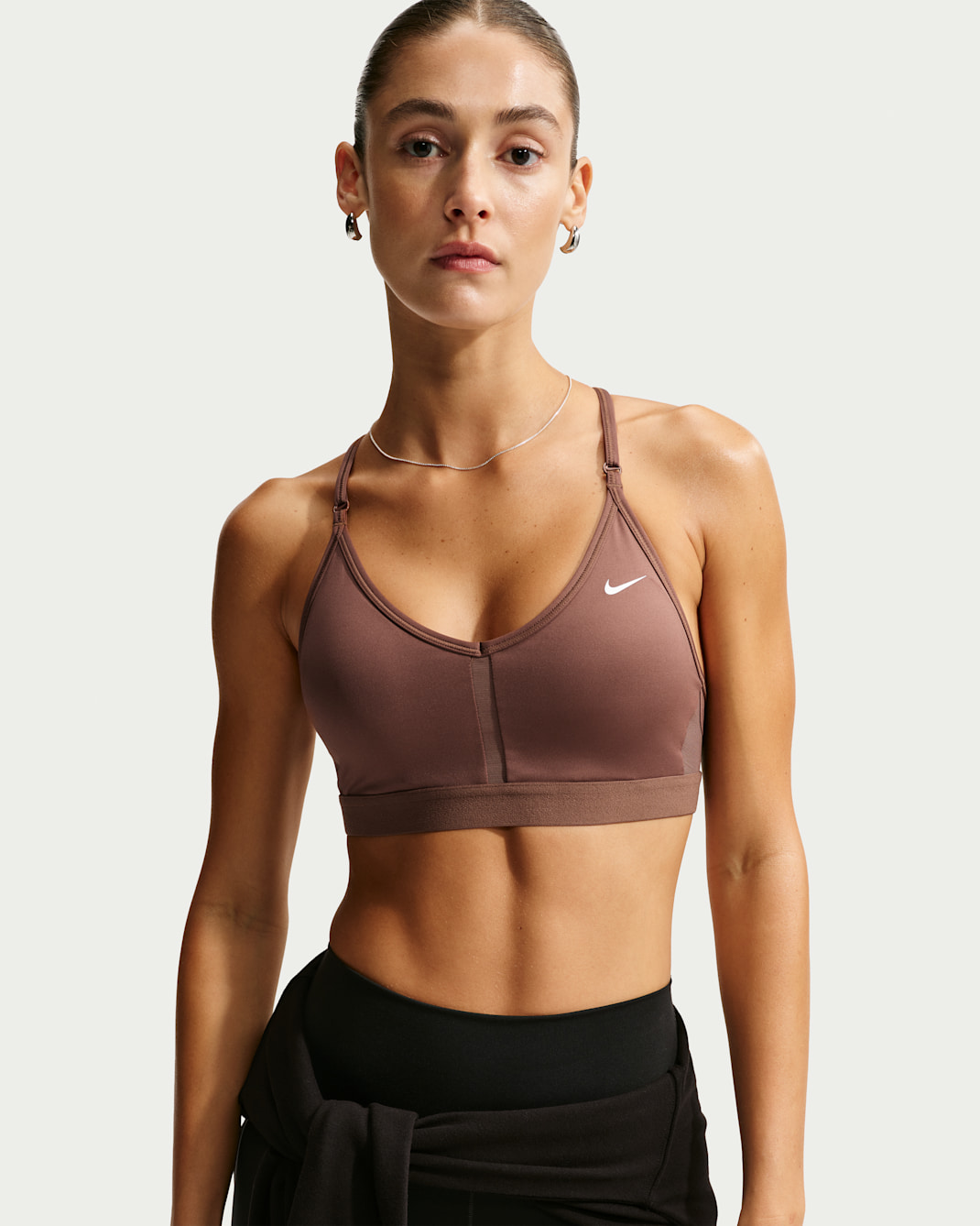 Brassière de sport rembourrée à maintien léger et col en V Nike Indy pour femme - Fauna Brown/Fauna Brown/Fauna Brown/Blanc