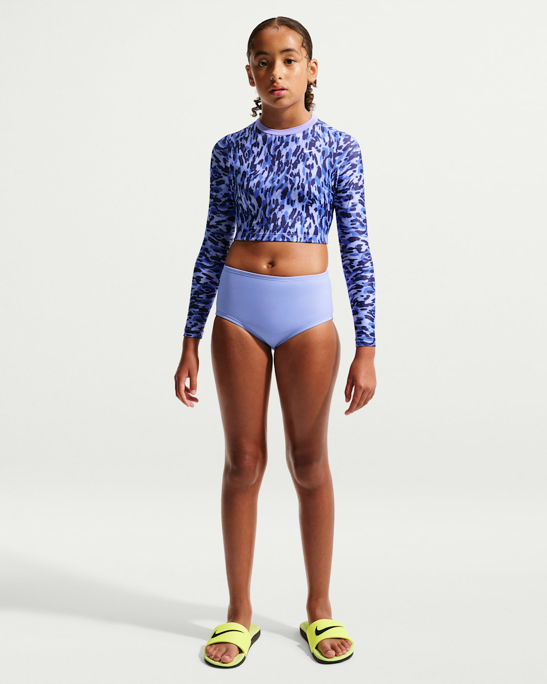 Conjunto de top cropped de manga larga y cintura alta para niña talla grande Nike Swim - Cardo claro/Blanco