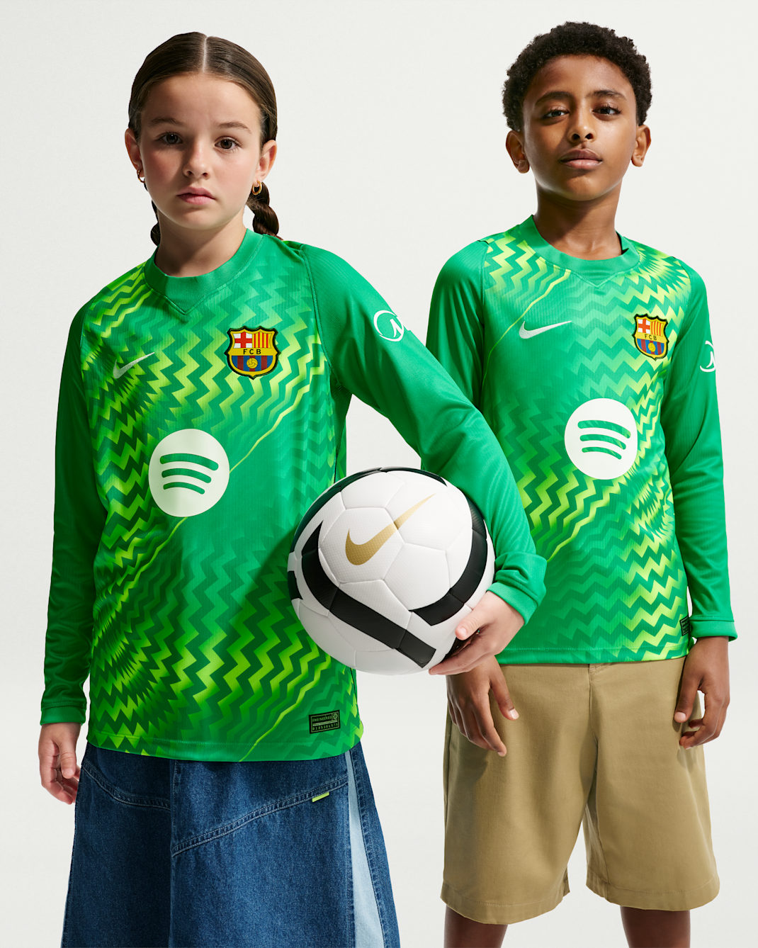 F.C. Barcelona 2026/27 Stadium Goalkeeper Older Kids' Nike Dri-FIT Football Replica Shirt - Stadium Green/Stadium Green/Black/White