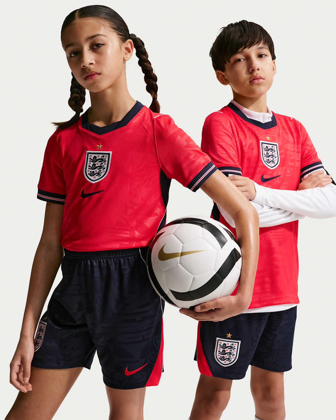 England 2026 Auswärts Nike Replika Dri-FIT Fußballtrikot (ältere Kinder) - Speed Red/Obsidian/Weiß/Obsidian