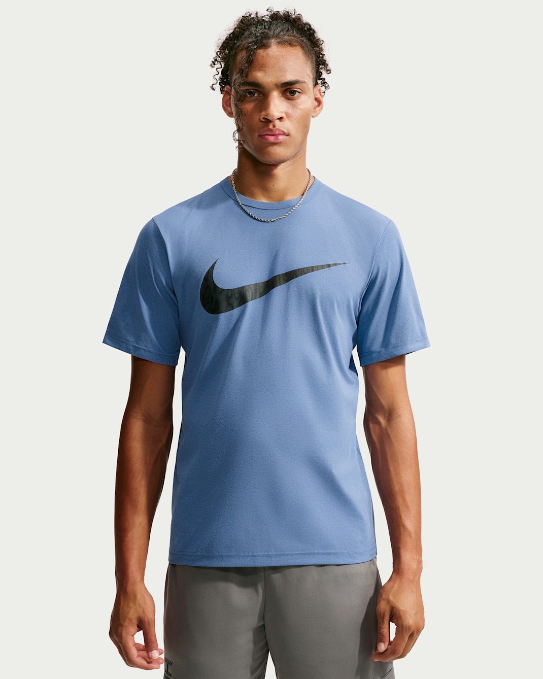 Playera de entrenamiento Dri-FIT con protección contra los rayos UV para hombre Nike Hyverse - Tormenta índigo