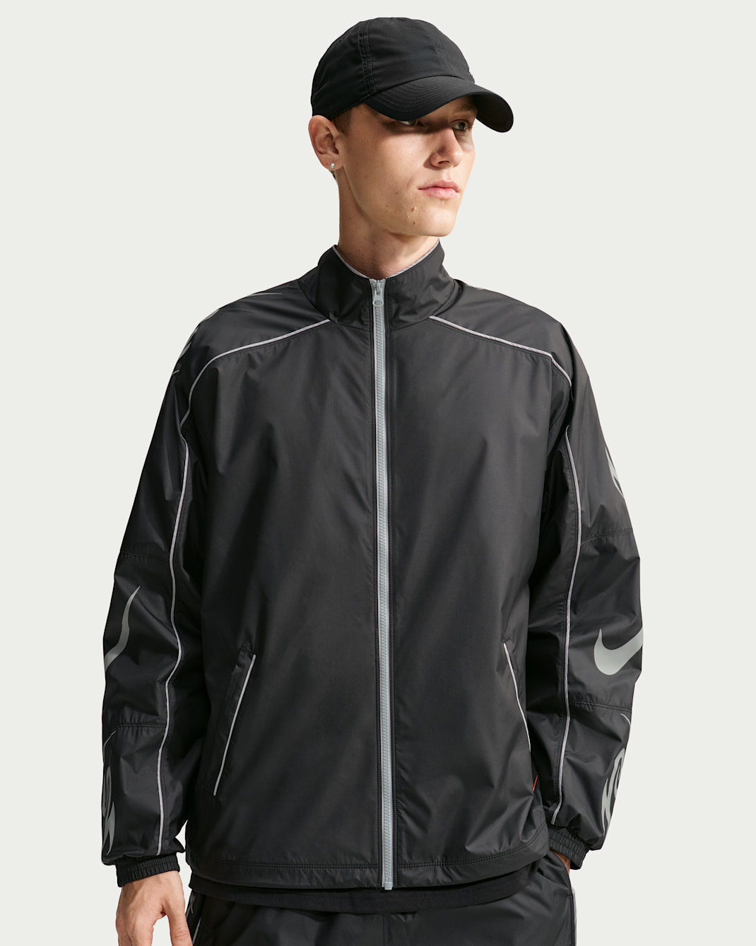 Nike Sportswear Varsity Track-Jacket mit Grafik für Herren - Schwarz/Schwarz/Light Smoke Grey/Safety Orange