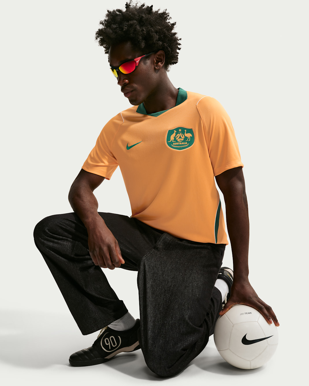 Jersey de fútbol Nike Dri-FIT de Australia local 2026 Stadium para hombre - Oro deportivo/Verde místico/Vela/Verde místico