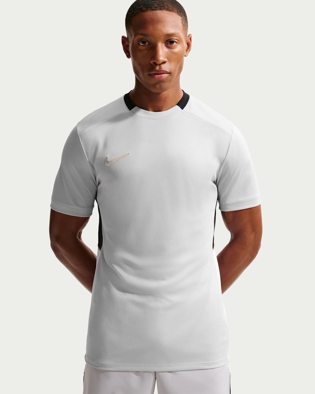 Nike Academy Dri-FIT Kısa Kollu Erkek Futbol Üstü - Light Smoke Grey/Siyah/Beyaz/Metallic Gold