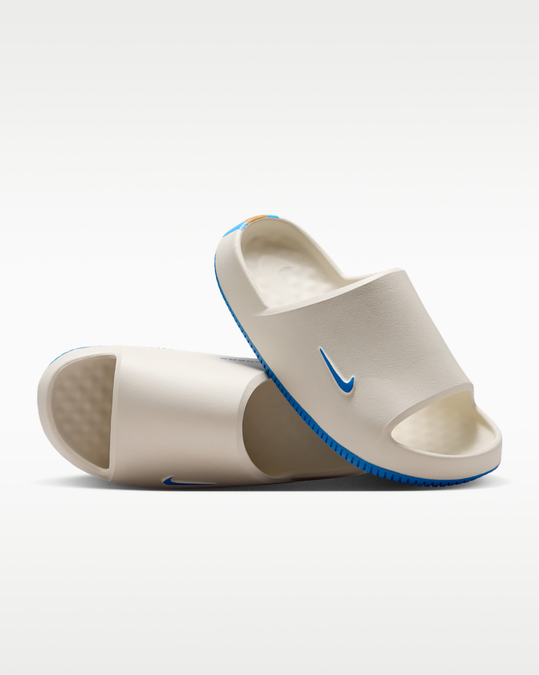 Chanclas Nike Calm de la NFL para hombre (Los Angeles Chargers) - Vela/Oro universitario/Azul Italia