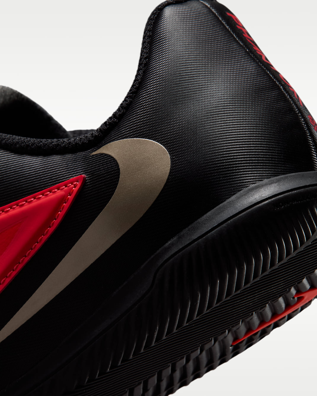 Nike Jr. Phantom 6 Low Club Big Kids' Indoor/Court Soccer Shoes