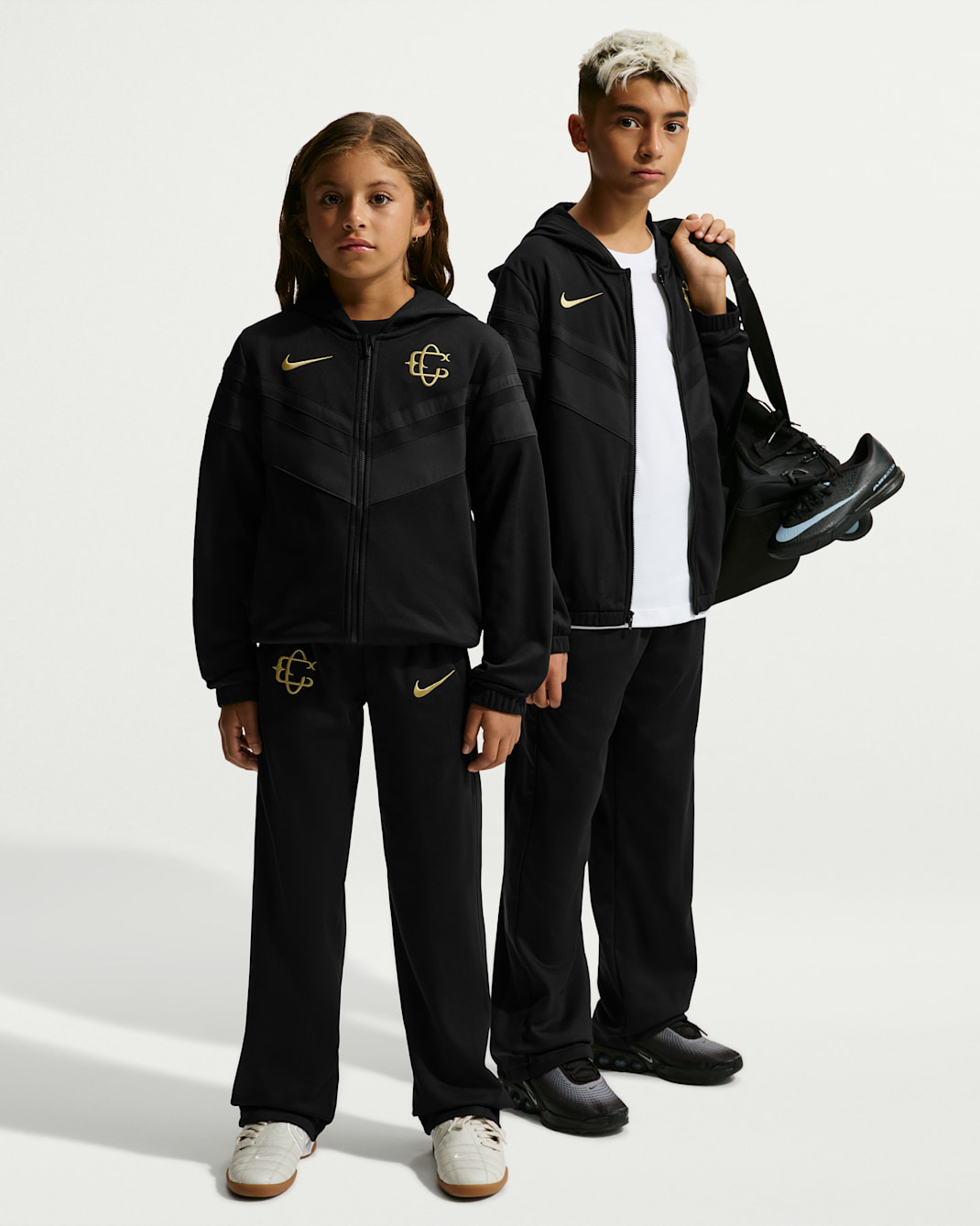 Conjunto deportivo de futbol Nike Dri-FIT del C.D. Guadalajara alternativo para niños talla grande - Negro/Oro genuino