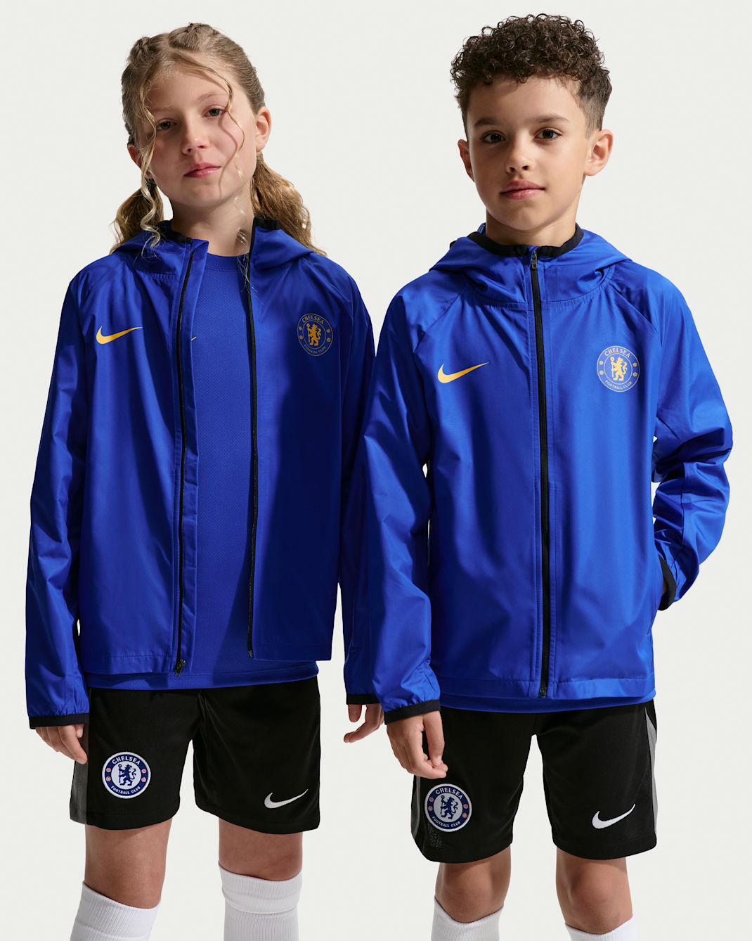 Chelsea FC Academy Pro Older Kids' Nike Storm-FIT Football Hooded Rain Jacket - Bright Blue/Black/Midwest Gold