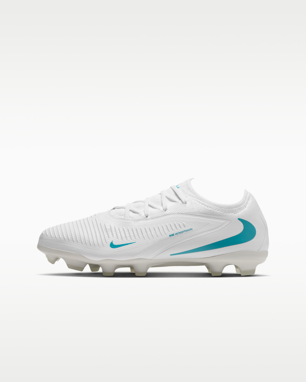 Nike Jr. Phantom 6 Low Pro fotballsko til flere underlag til store barn - Hvit/Hvit/Dusty Cactus