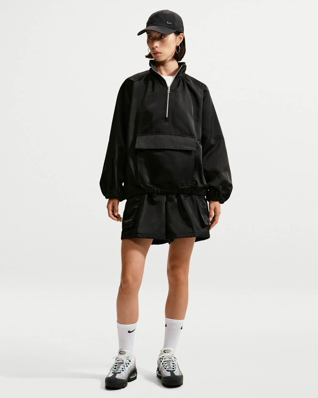 Nike Sportswear 女款寬鬆中腰緞面工裝短褲 - 黑色/黑色