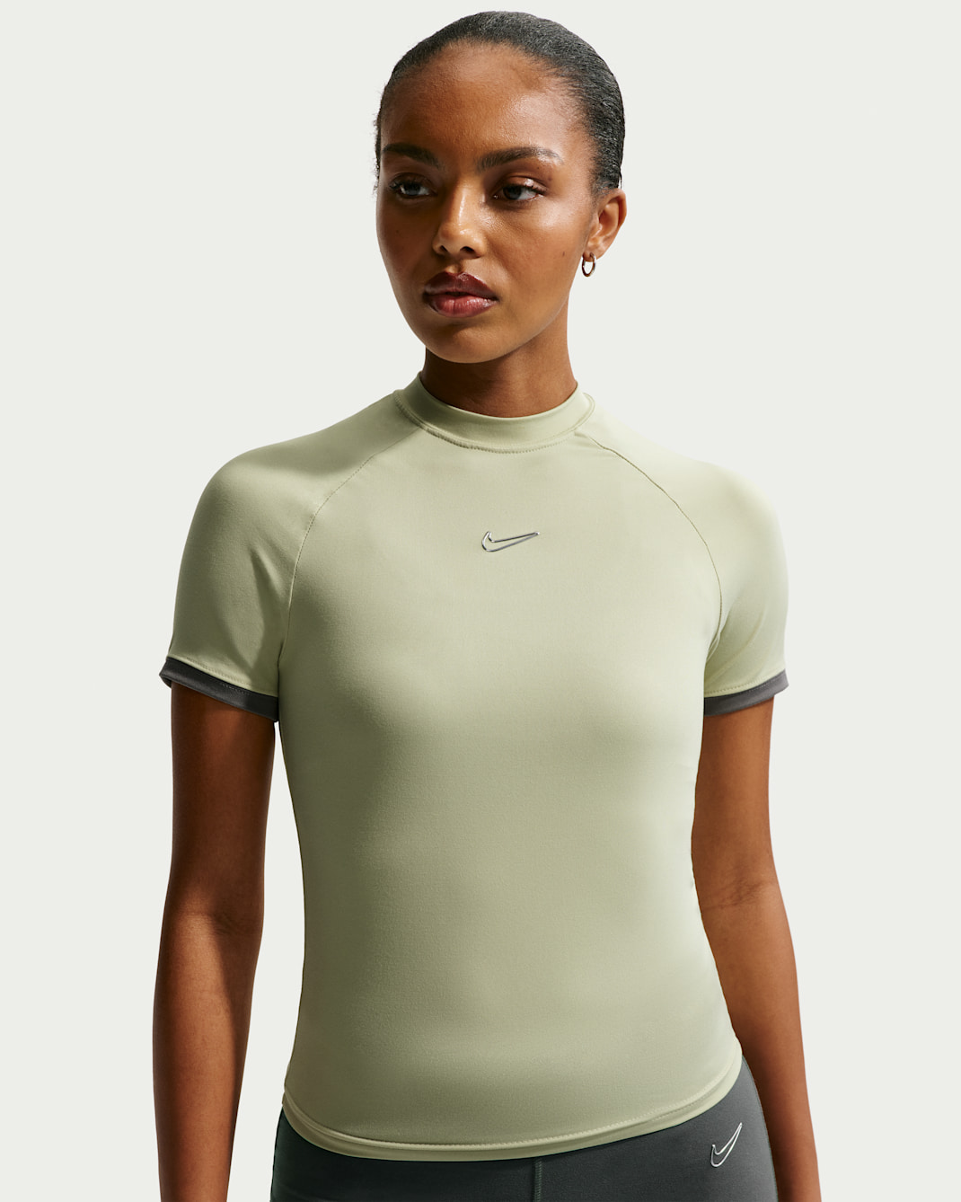 Damski top o dopasowanym kroju z krótkim rękawem Nike Sportswear - Olive Aura/Smoke Grey
