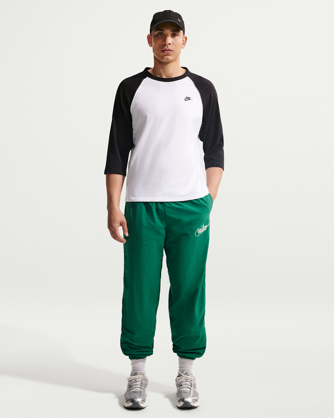 Nike Sportswear Club Men's Lightweight Pants - Malachite/Black/Sail