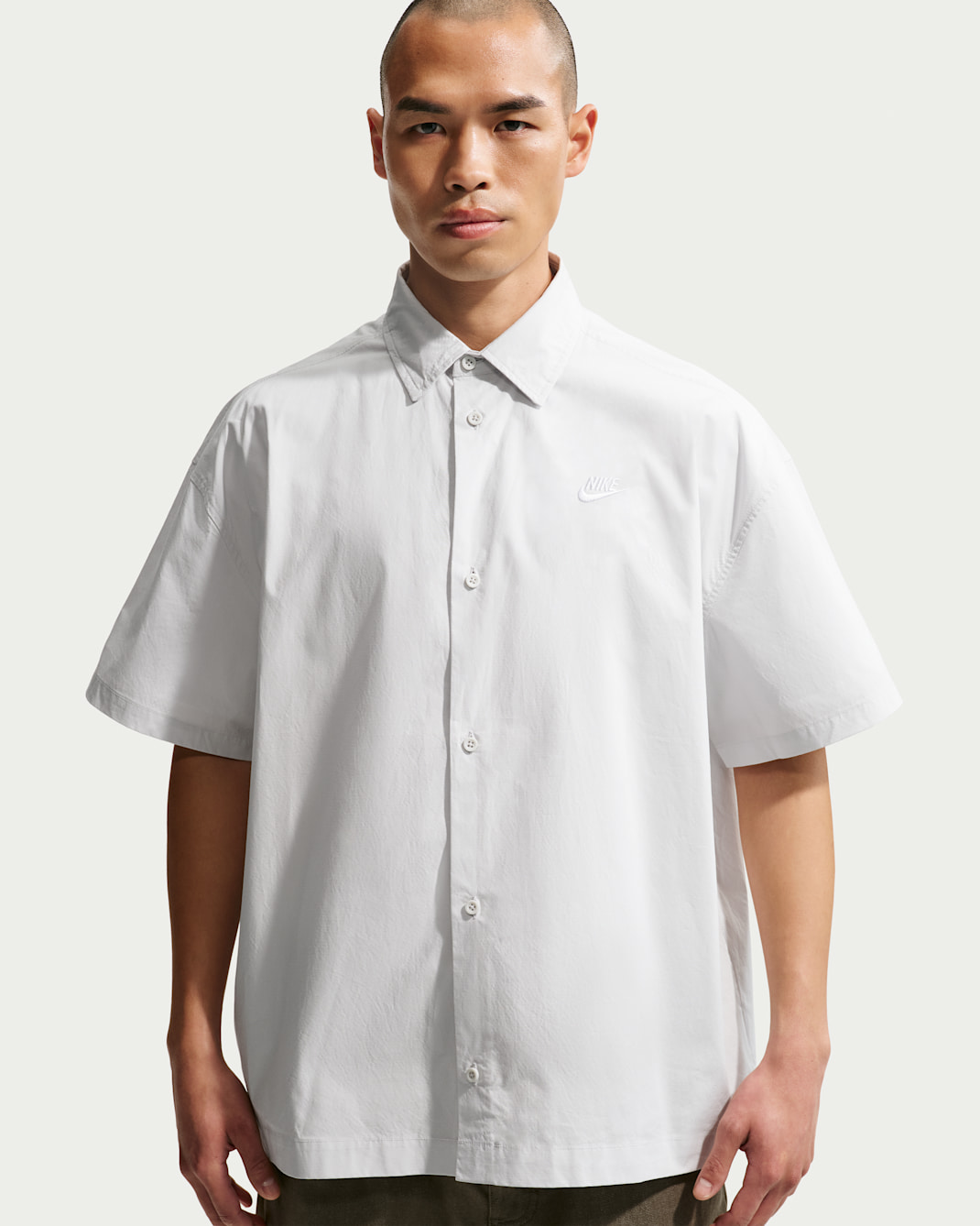 나이키 클럽 남성 반팔 버튼업 셔츠 - 포톤 더스트/화이트
