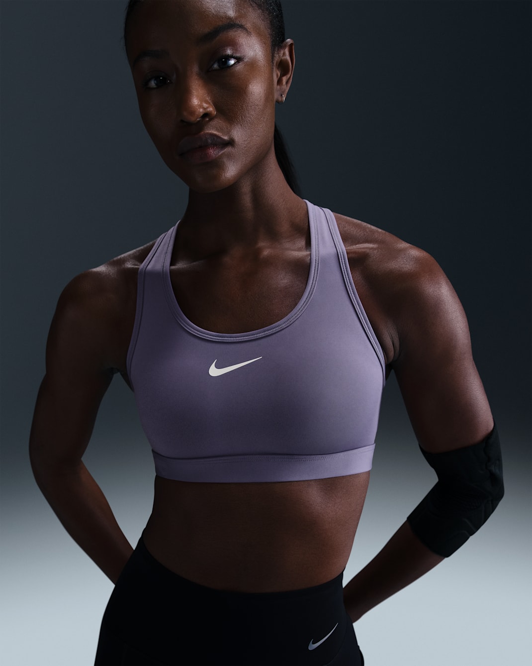 Bra deportivo con almohadilla de media sujeción para mujer Nike Swoosh - Amatista empolvado/Blanco