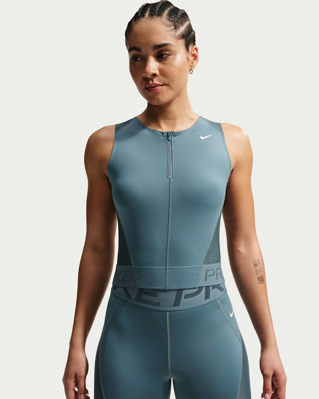 Nike Pro Dri-FIT-tanktop til kvinder - Mineral Slate/Faded Spruce/hvid