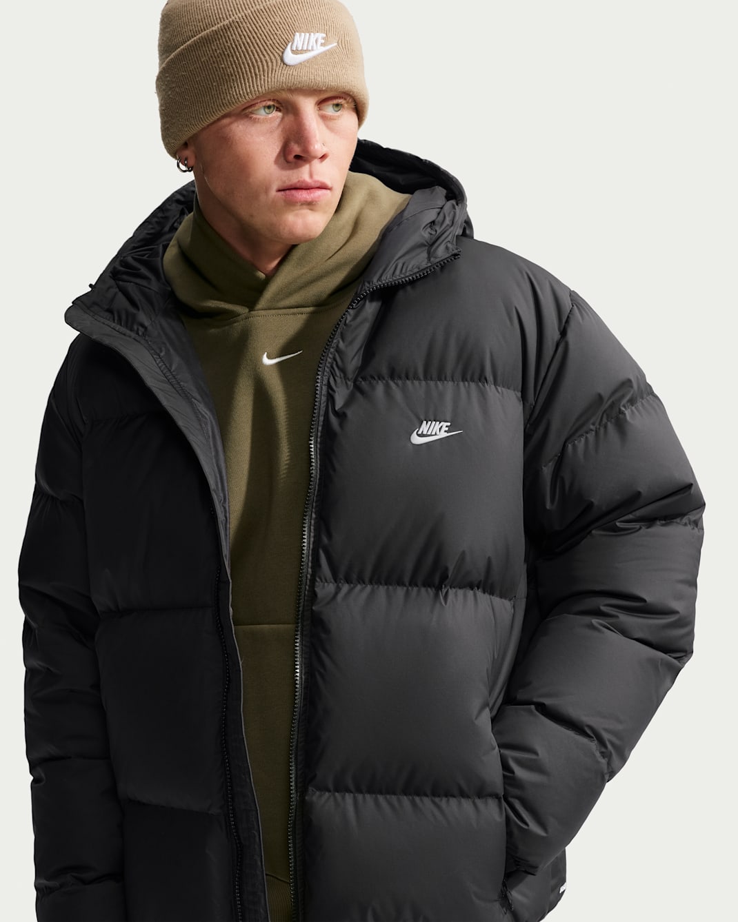 Nike Club weite Therma-FIT Puffer-Jacke mit Daunenfüllung (Herren) - Schwarz/Weiß