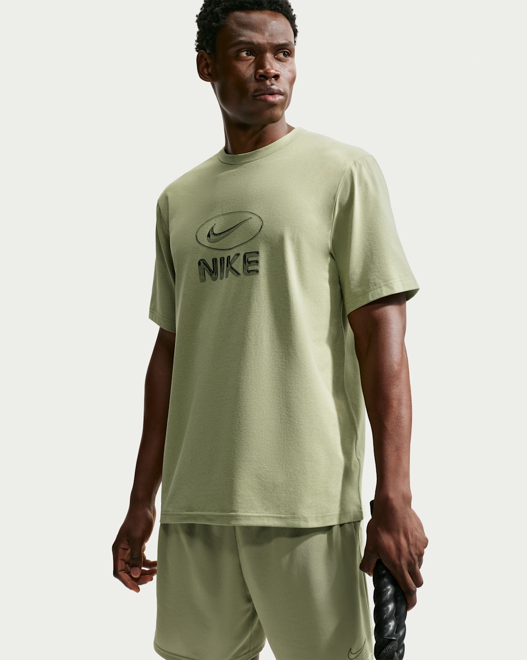 Playera de entrenamiento Dri-FIT con protección contra los rayos UV para hombre Nike Hyverse - Oliva empolvado/Negro
