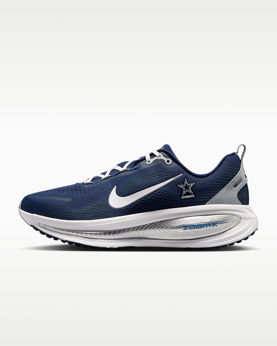 Tenis de correr en pavimento de la NFL para hombre Nike Vomero 18 (Dallas Cowboys) - Azul marino universitario/Gris lobo/Blanco