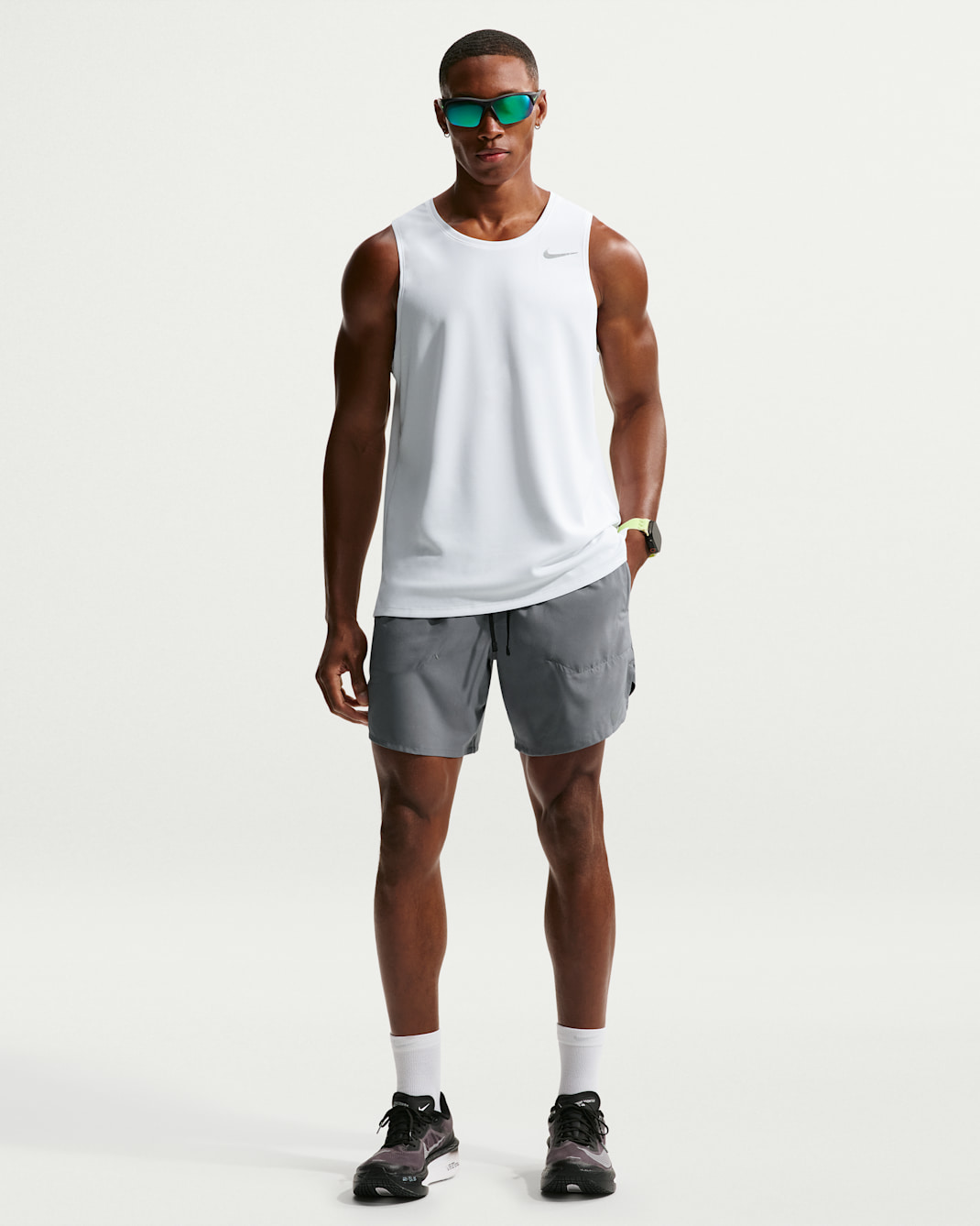 Shorts de correr Dri-FIT de 18 cm con forro de ropa interior para hombre Nike Stride - Gris humo/Negro