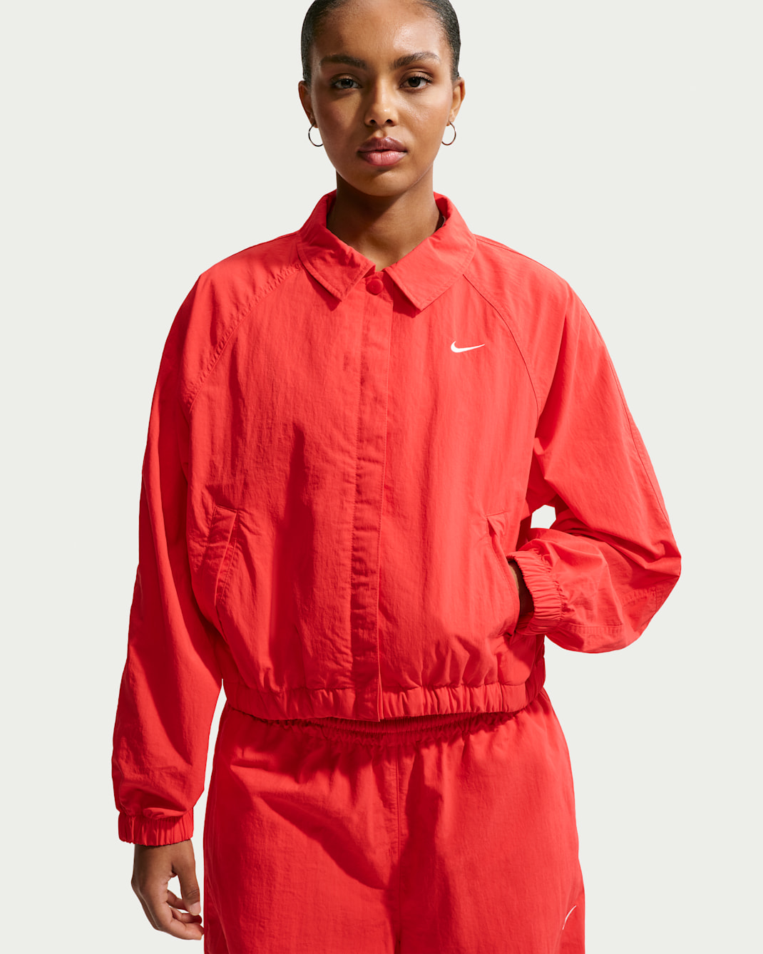 Chamarra de coach oversized para mujer Nike Sportswear - Carmesí claro/Vela
