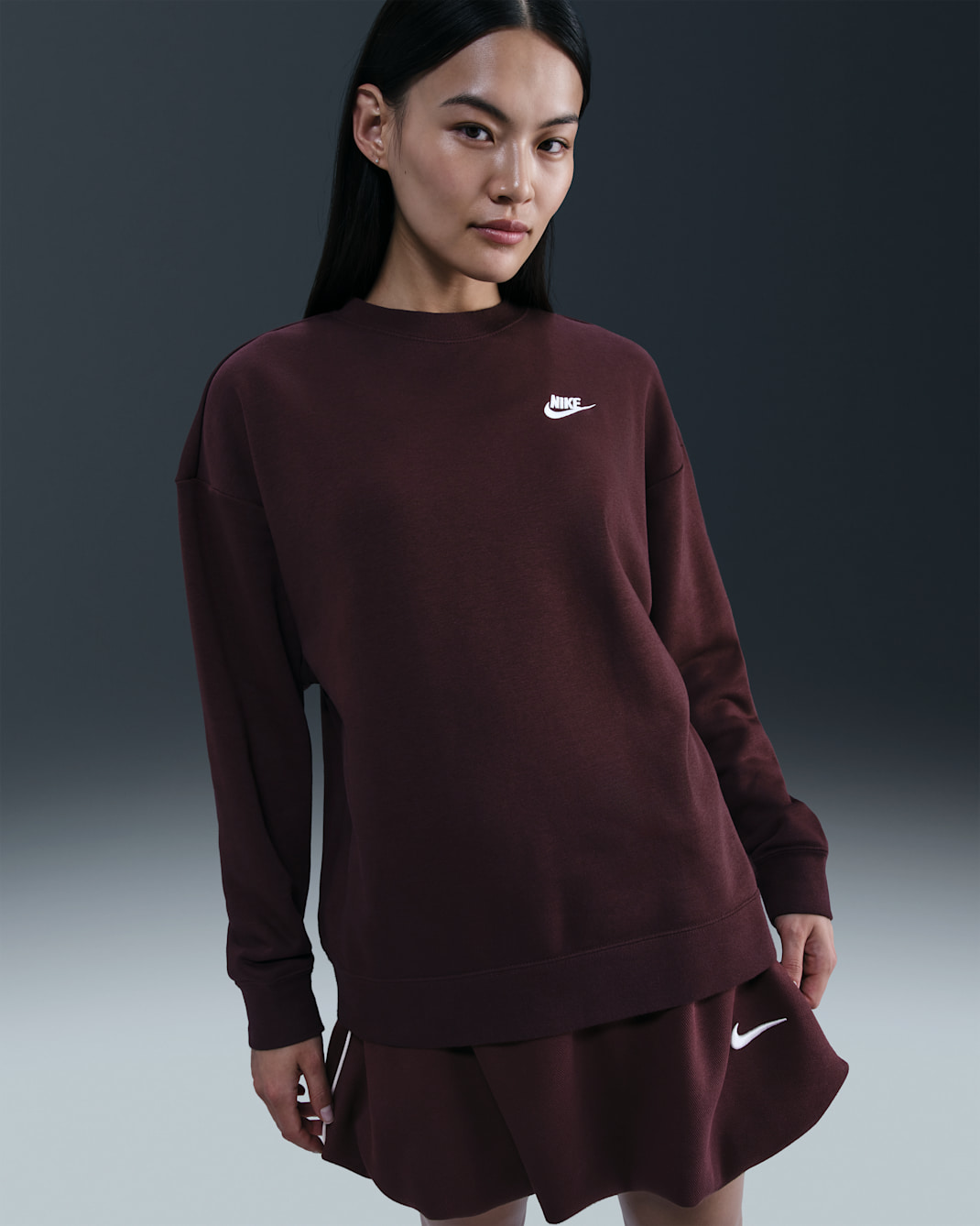 Sudadera de cuello redondo holgada para mujer Nike Sportswear Club Fleece - Burdeos enérgico/Blanco