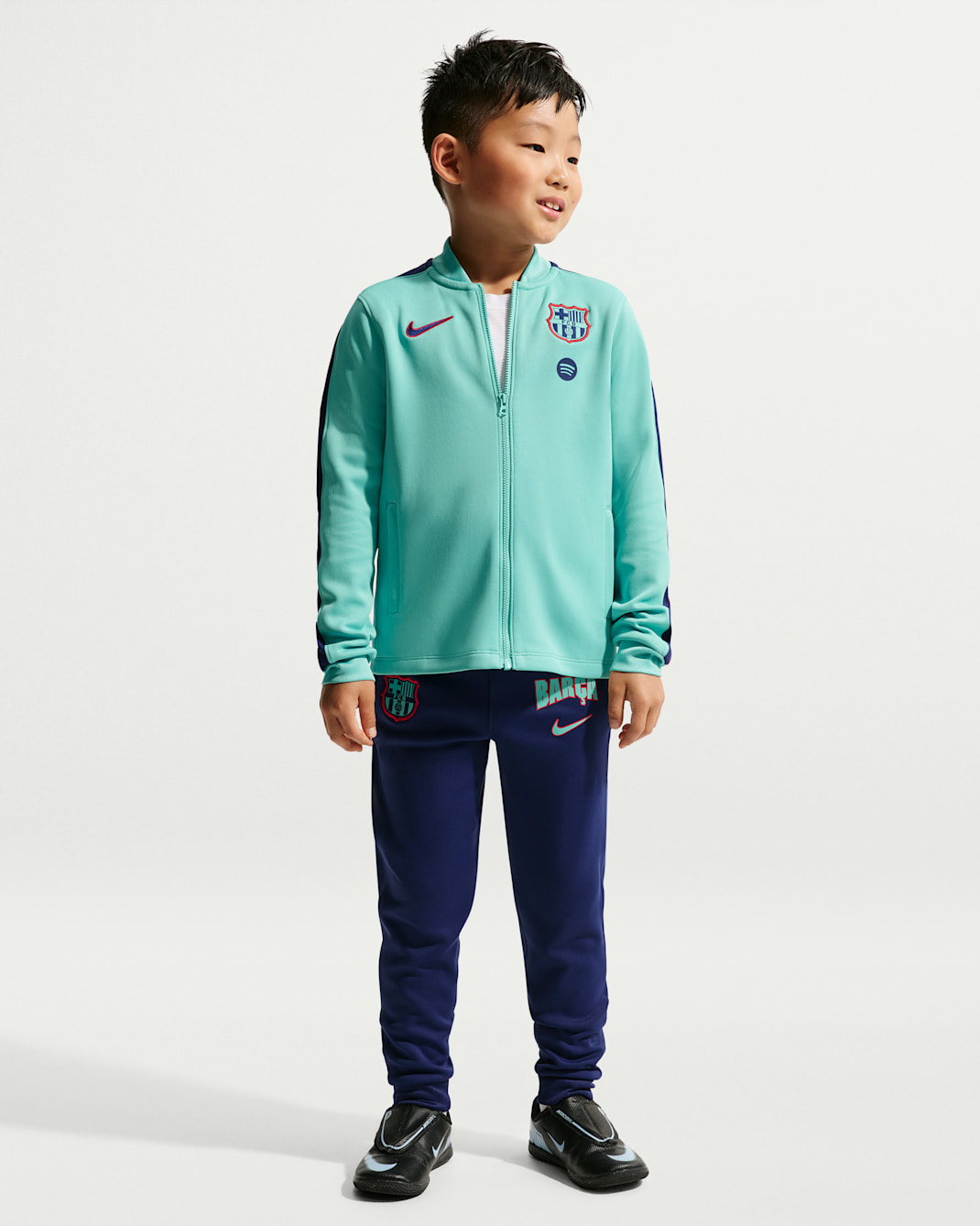 Pleteninová fotbalová sportovní souprava Nike Dri-FIT FC Barcelona Strike pro malé děti, třetí - Green Frost/Loyal Blue/Gym Red/Loyal Blue