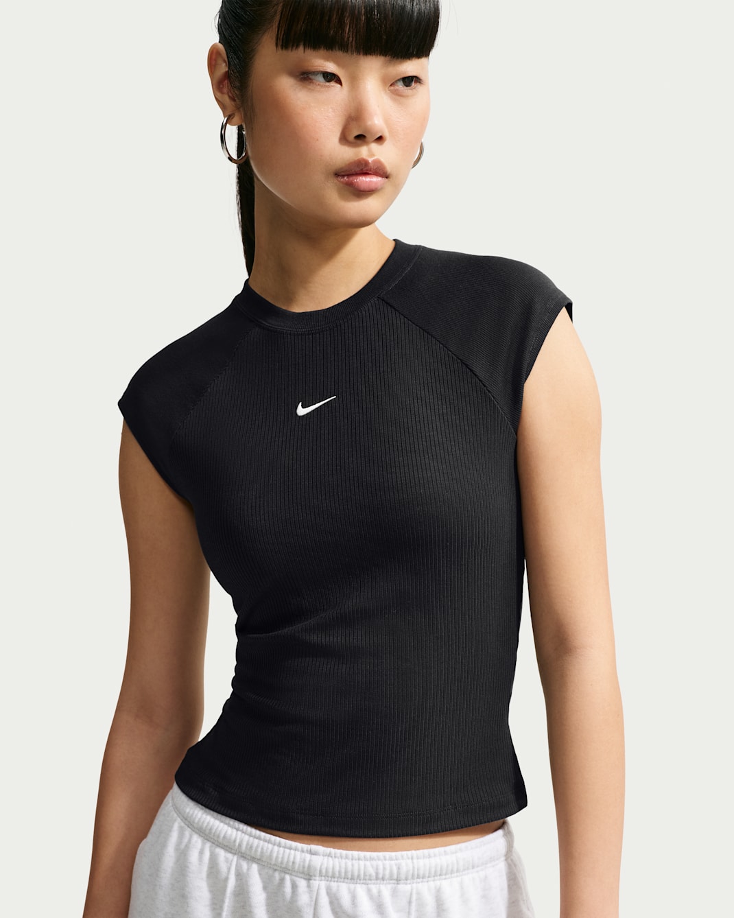Damska przylegająca koszulka prążkowana z krótkim rękawem Nike Sportswear Chill Knit - Czerń/Biel